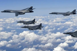 Máy bay B-1B, F-35của Mỹ triển khai tại Hàn Quốc, ngày 18/9. (Nguồn: YONHAP/TTXVN)