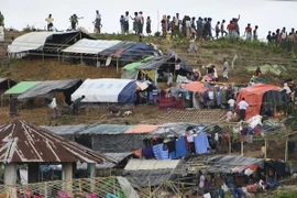Người Hồi giáo Rohingya tại trại tị nạn Thyangkhali gần làng Gumdhum, Bangladesh, ngày 16/9. (Nguồn: AFP/TTXVN)