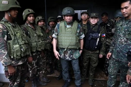 Tổng thống Philippines Rodrigo Duterte thăm một đơn vị quân đội trong chuyến thị sát tại thành phố Marawi ngày 24/8. (Nguồn: THX/TTXVN)