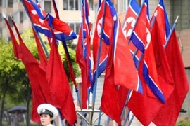 Quốc kỳ Triều Tiên tung bay trên một được phố ở thủ đô Bình Nhưỡng. (Nguồn: Kyodo/TTXVN)