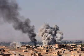 Khói bốc lên sau một cuộc không kích trong chiến dịch chống khủng bố tại Bughayliyah, ngoại ô Deir ez-Zor ngày 13/9. (Nguồn: AFP/TTXVN)