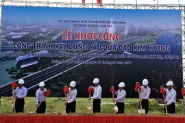 Khởi công Cầu qua đảo Kim Cương. (Ảnh: Hoàng Hải/TTXVN)