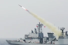 Tên lửa Harpoon được phóng từ tàu khu trục Yang Manchun trong cuộc tập trận chung của không quân và hải quân Hàn Quốc ở vùng biển phía đông nước này ngày 6/7. (Nguồn: Yonhap/TTXVN)