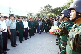 Đại tướng Ngô Xuân Lịch, Ủy viên Bộ Chính trị, Phó Bí thư Quân ủy Trung ương, Bộ trưởng Bộ Quốc phòng và Thượng tướng Phạm Trường Long, Ủy viên Bộ Chính trị, Phó Chủ tịch Quân ủy Trung ương Trung Quốc tặng hoa động viên các chiến sỹ hai nước. (Ảnh: An Đăn