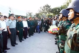 Đại tướng Ngô Xuân Lịch, Ủy viên Bộ Chính trị, Phó Bí thư Quân ủy Trung ương, Bộ trưởng Bộ Quốc phòng và Thượng tướng Phạm Trường Long, Ủy viên Bộ Chính trị, Phó Chủ tịch Quân ủy Trung ương Trung Quốc tặng hoa động viên các chiến sỹ hai nước. (Ảnh: An Đăn