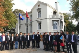 Các đại biểu chụp ảnh chung trước Trụ sở Đại sứ quán Việt Nam tại Hà Lan. (Ảnh: TTXVN/phát)