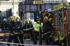 Cảnh sát làm nhiệm vụ tại hiện trường vụ nổ trên tàu điện ngầm ở London ngày 15/9. (Nguồn: AFP/TTXVN)