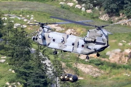 Máy bay quân sự Chinook CH-47 chuyên chở các thiết bị của Hệ thống THAAD tới Seongju ngày 4/9. (Nguồn: EPA/ TTXVN)
