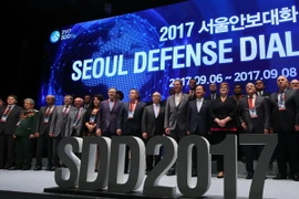 Đại diện các quốc gia chụp ảnh chung tại cuộc đối thoại ngày 7/9. (Nguồn: Yonhap/TTXVN)