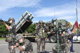 Binh sỹ Hàn Quốc triển khai các bệ phóng tên lửa tại tỉnh Donghae ngày 25/8. (Nguồn: EPA/TTXVN)