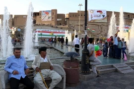 Người dân dạo chơi tại khu thành cổ ở Arbil,thủ phủ Khu tự trị người Kurd ở miền bắc Iraq ngày 23/9. (Nguồn: AFP/TTXVN)