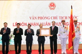 Chủ tịch nước Trần Đại Quang trao tặng Huân chương Hồ Chí Minh cho Văn phòng Chủ tịch nước. (Ảnh: Nhan Sáng/TTXVN)