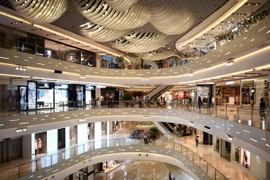 Người dân mua sắm tại trung tâm thương mại ở thành phố Thượng Hải.(Nguồn: AFP/TTXVN)