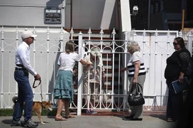 Quang cảnh bên ngoài Tổng lãnh sự quán Nga tại San Francisco, Mỹ ngày 1/9. (Nguồn: AFP/TTXVN)