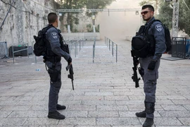 Cảnh sát Israel gác tại Thành cổ Jerusalem sau khi các máy dò kim loại được dỡ bỏ ngày 26/7. (Nguồn: EPA/TTXVN)