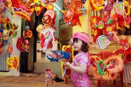 Gần đến Tết Trung Thu, không khí tại “Phố Lồng đèn” đường Lương Nhữ Học, Phú Định, Nguyễn Án (quận 5, TP. Hồ Chí Minh) ngày càng sôi động. (Ảnh: An Hiếu/TTXVN)