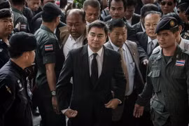 Cựu Thủ tướng Thái Lan Abhisit Vejjajiva (giữa) tới tòa án ở Bangkok ngày 12/12/2013. AFP/ TTXVN)