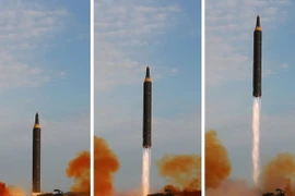 Tên lửa đạn đạo Hwasong-12 được phóng thử từ một địa điểm bí mật. (Nguồn: AFP/TTXVN)