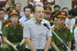 Bị cáo Nguyễn Văn Hoàn, nguyên Phó Tổng Giám đốc OceanBank nói lời sau cùng trước tòa. (Ảnh: Doãn Tấn/TTXVN) 