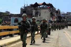 Binh sỹ Philippines tuần tra tại thành phố Marawi ngày 30/8. (Nguồn: EPA/TTXVN)