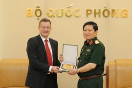 Đại tướng Ngô Xuân Lịch, Bộ trưởng Bộ Quốc phòng tiếp Ngài Bertrand Lortholary, Đại sứ Cộng hòa Pháp tại Việt Nam. (Ảnh: Minh Khánh/TTXVN phát)