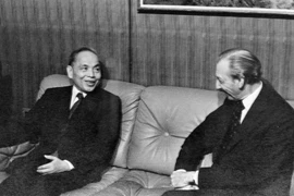 Tổng Thư ký Liên hợp quốc K.Vanhem tiếp Bộ trưởng Ngoại giao Nguyễn Duy Trinh, ngày 20/9/1977, tại Kỳ họp thứ 32 Đại hội đồng Liên hợp quốc ở New York (Mỹ). (Ảnh: Tư liệu TTXVN)