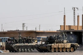 Lực lượng Chính phủ Syria tuần tra tại Kobajjep, ngoại ô phía tây nam Deir Ezzor ngày 8/9. (Nguồn: AFP/TTXVN)