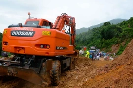 Đơn vị thi công nỗ lực thông tuyến. (Ảnh: Xuân Tư/TTXVN)