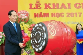 Chủ tịch nước Trần Đại Quang đánh trống khai giảng năm học mới 2017-2018. (Ảnh: Nhan Sáng/TTXVN)
