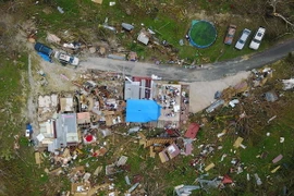 Cảnh hư hại sau bão Maria ở Catano, Puerto Rico ngày 21/9. (Nguồn: AFP/TTXVN)
