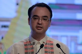 Ngoại trưởng Philippines Alan Peter Cayetano tại cuộc họp báo ở thủ đô Manila. (Nguồn: THX/TTXVN)