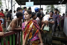 Người dân sơ tán khỏi khu vực xảy ra xung đột bạo lực ở bang Rakhine ngày 30/8. (Nguồn: EPA/TTXVN)