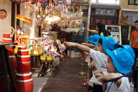 Các cháu thiếu nhi tham quan gian hàng đồ chơi trung thu truyền thống. (Ảnh: Đinh Thuận/TTXVN)