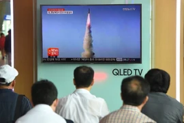 Người dân Hàn Quốc theo dõi thông tin về các vụ phóng tên lửa của Triều Tiên.(Nguồn: AFP)