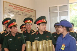 Đại tướng Ngô Xuân Lịch, Bộ trưởng BQP và đoàn công tác thăm phân xưởng sửa chữa đạn của Xưởng X264, Cục Quân khí, Tổng cục Kỹ thuật. (Ảnh: Minh Tuấn/TTXVN phát)