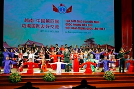 Chương trình văn nghệ chào mừng Giao lưu hữu nghị Quốc phòng biên giới Việt Nam-Trung Quốc lần thứ 4. (Ảnh: An Đăng/TTXVN)