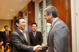 Phó Thủ tướng Vương Đình Huệ gặp, làm việc với Tổng Giám đốc WTO, ông Roberto Azevedo. (Ảnh: Hoàng Hoa/TTXVN)