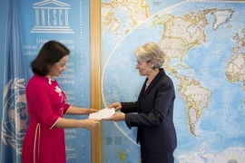 Đại sứ, Trưởng Phái đoàn thường trực Việt Nam bên cạnh UNESCO Trần Thị Hoàng Mai đã trình Thư ủy nhiệm lên Bà Irina Bokova, Tổng giám đốc UNESCO. (Ảnh: TTXVN/phát)