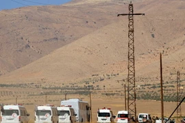 Đoàn xe chở các tay súng IS chuẩn bị rời khỏi Qara, tỉnh miền tây Qalamoun tới Deir al-Zour, ngày 28/8. (Nguồn: THX/TTXVN)