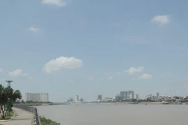 Một góc Thủ đô Phnom Penh, Campuchia nhìn từ bên bờ kia sông Mekong. (Ảnh: Trần Chí Hùng/TTXVN)