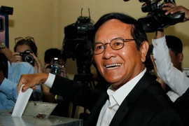 Lãnh đạo đảng Cứu nguy Dân tộc đối lập Campuchia Kem Sokha (phải) bỏ phiếu tại điểm bầu cử ở thủ đô Phnom Penh, ngày 4/6. (Nguồn: EPA/ TTXVN)