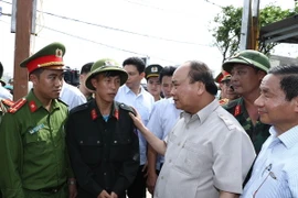 Thủ tướng Nguyễn Xuân Phúc đi thị sát, kiểm tra công tác khắc phục hậu quả cơn bão số 10 tại huyện Kỳ Anh, tỉnh Hà Tĩnh. (Ảnh: Thống Nhất/TTXVN)