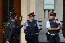 Cảnh sát gác bên ngoài trụ sở kinh tế của chính quyền vùng Catalonia ở Barcelonia ngày 20/9. (Nguồn: AFP/TTXVN)