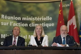 Bộ trưởng Môi trường Canada Catherine McKenna (giữa) phát biểu khai mạc hội nghị. (Nguồn: AFP/TTXVN)
