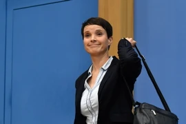 Đồng Chủ tịch đảng Sự lựa chọn vì nước Đức (AfD) Frauke Petry rời khỏi cuộc họp báo của đảng AfD tại Berlin ngày 25/9. (Nguồn: AFP/TTXVN)