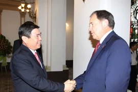 Chủ tịch UBND Tp. Hồ Chí Minh Nguyễn Thành Phong tiếp Thống đốc Bang Utah (Hoa Kỳ) Gary R.Herbert. (Ảnh: Thanh Vũ/TTXVN)