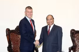 Thủ tướng Nguyễn Xuân Phúc tiếp ông Stephen Groff, Phó Chủ tịch Ngân hàng Phát triển châu Á (ADB). (Ảnh: Thống Nhất/TTXVN)
