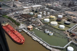 Quang cảnh một nhà máy lọc dầu ở Houston, Texas sau khi bão Harvey đổ bộ ngày 31/8. (Nguồn: EPA/TTXVN)