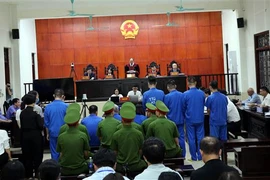 Chủ tọa phiên tòa tuyên án. (Ảnh: Đức Hiếu/TTXVN)