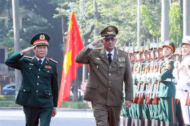 Thượng tướng Nguyễn Tân Cương và Thượng tướng Roberto Legrá Sotolongo duyệt Đội Danh dự Quân đội Nhân dân Việt Nam. (Ảnh: An Đăng/TTXVN)